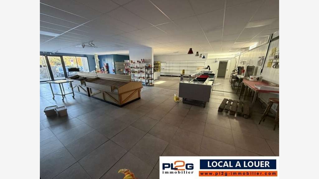 Local 269m² avec parking à louer à Istres