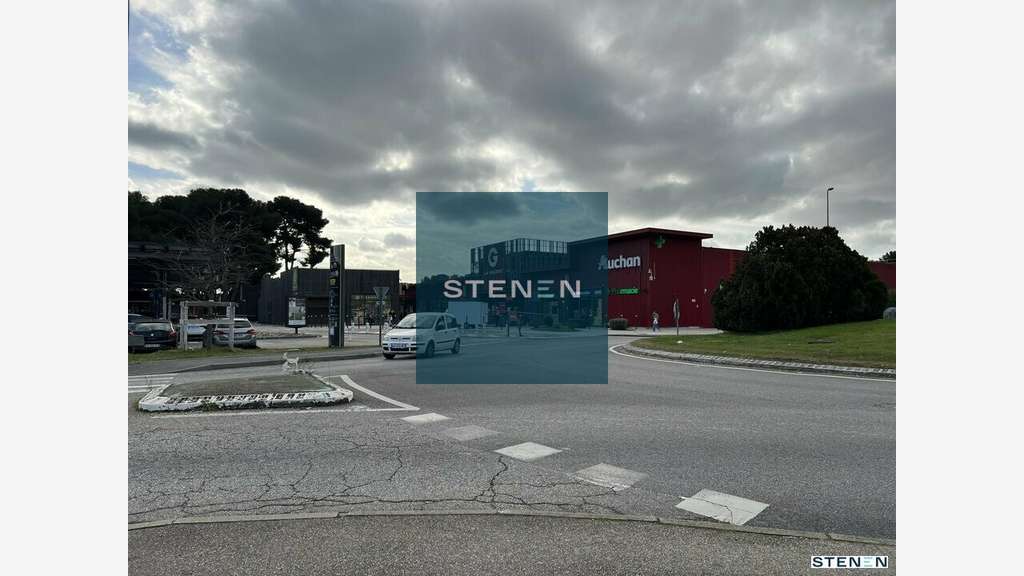 Location local commercial 422m² bien placé Istres
