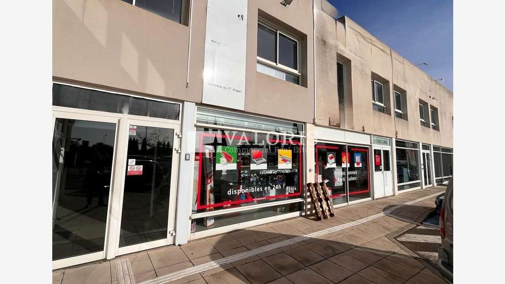 A louer local 170m² en bordure d'avenue à Istres  