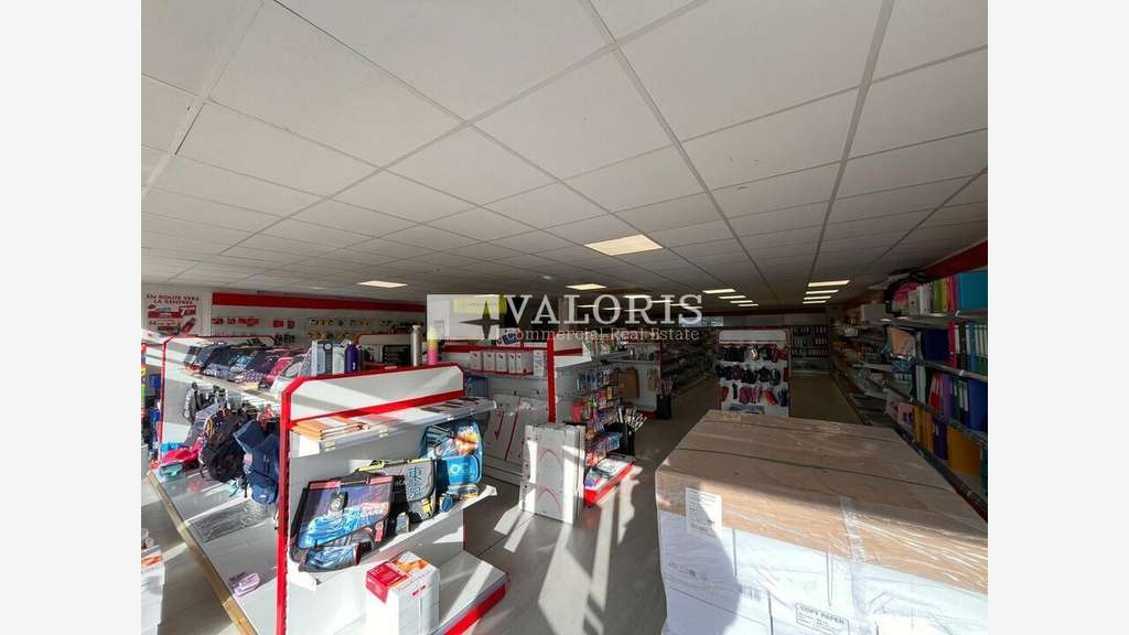 A louer local 170m² en bordure d'avenue à Istres  