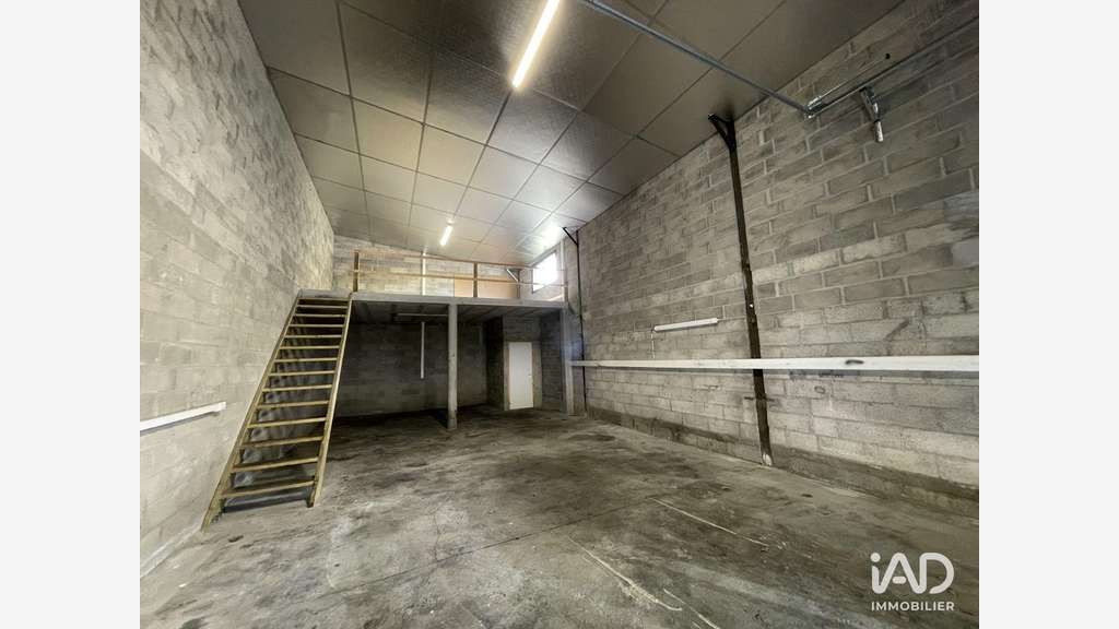 A louer local de 110m² avec 4 parkings à Itteville