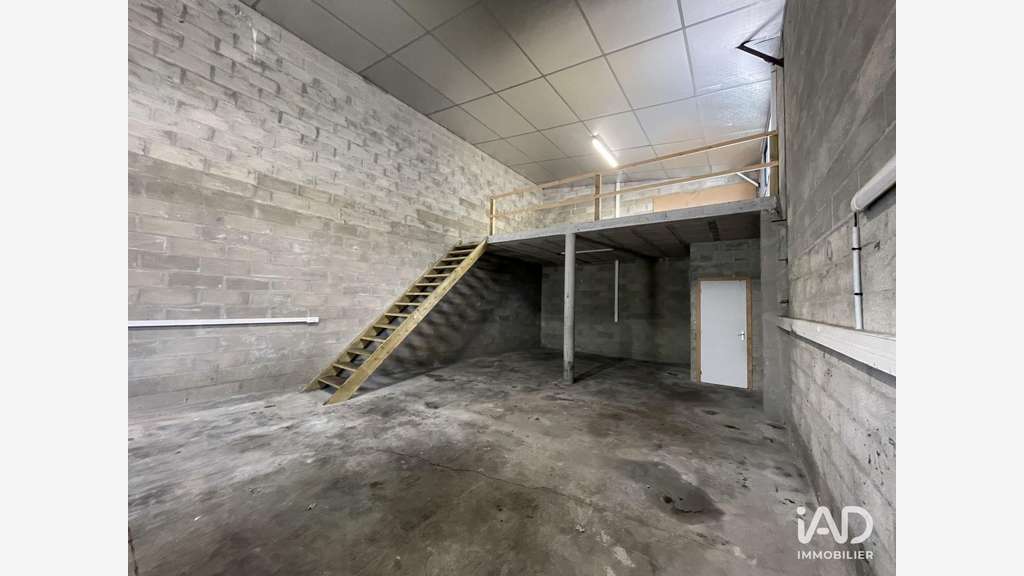 A louer local de 110m² avec 4 parkings à Itteville