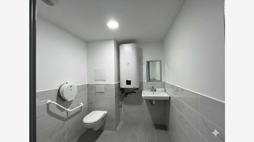 Local commercial 115m² à louer à Jassans-Riottier