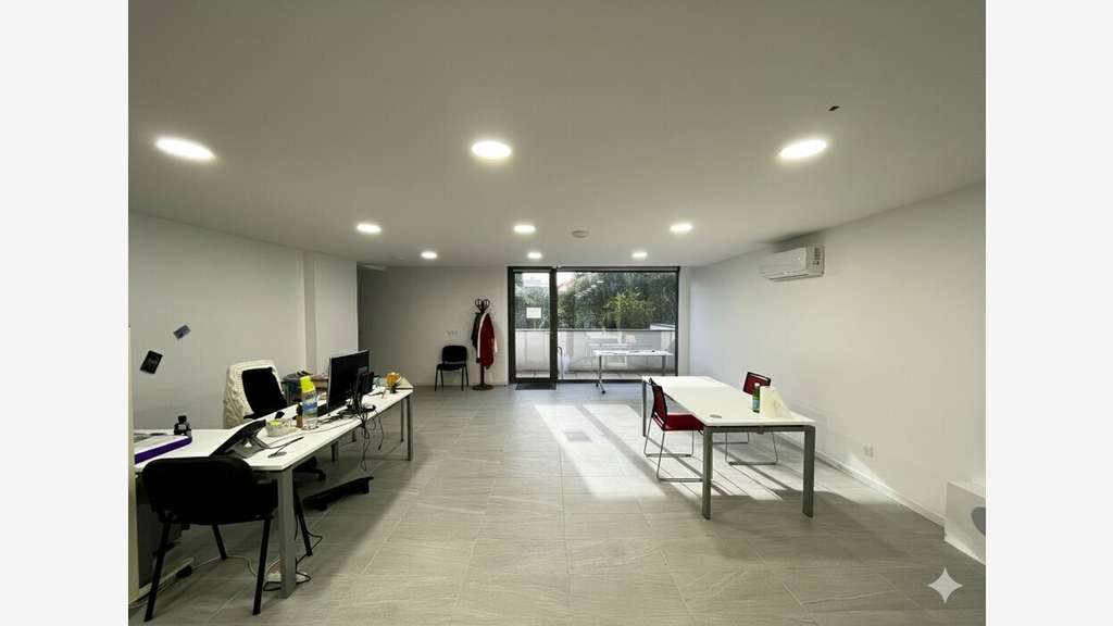 Local commercial 115m² à louer à Jassans-Riottier