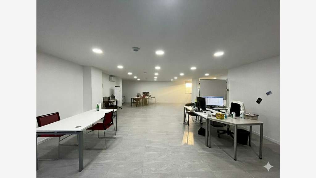 Local commercial 115m² à louer à Jassans-Riottier