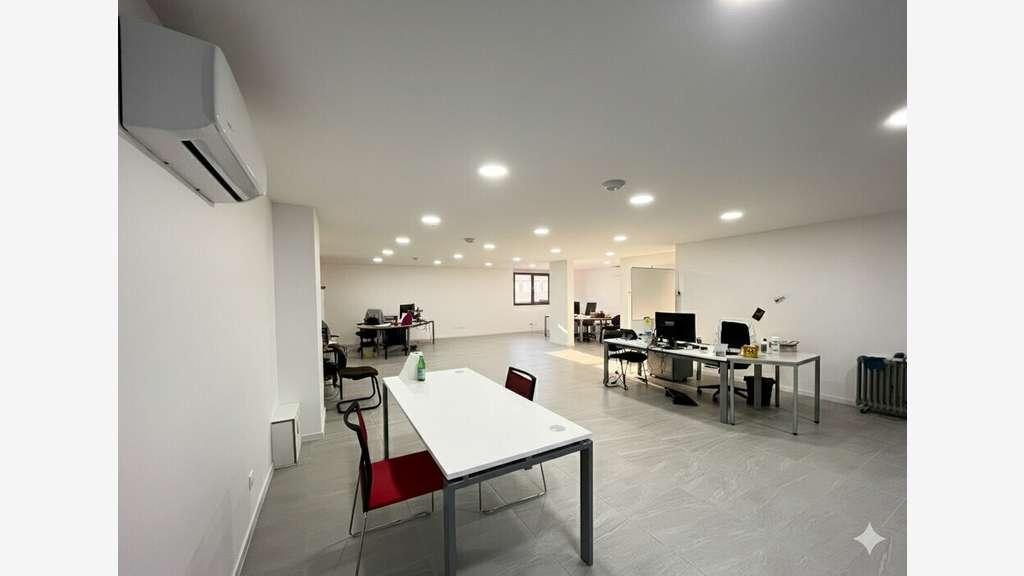Local commercial 115m² à louer à Jassans-Riottier