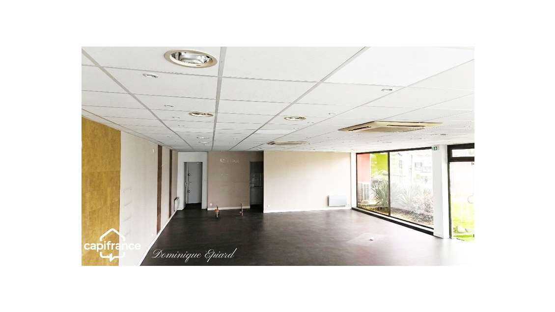 Local 128m² à louer axe stratégique de Jaunay-Clan