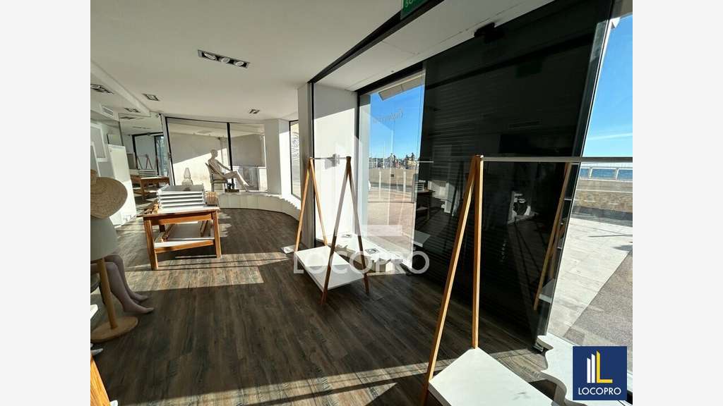 A louer local commercial de 51m² à Juan les Pins