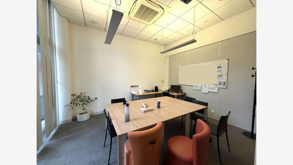Loue local commercial 216m² + parkings à Juvignac