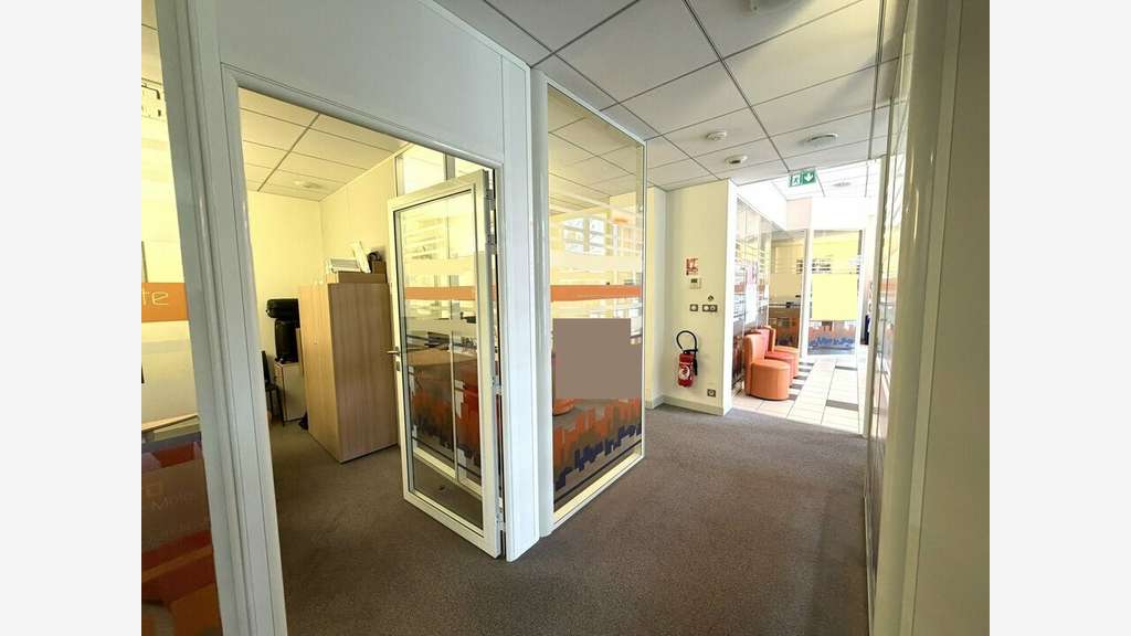 Loue local commercial 216m² + parkings à Juvignac