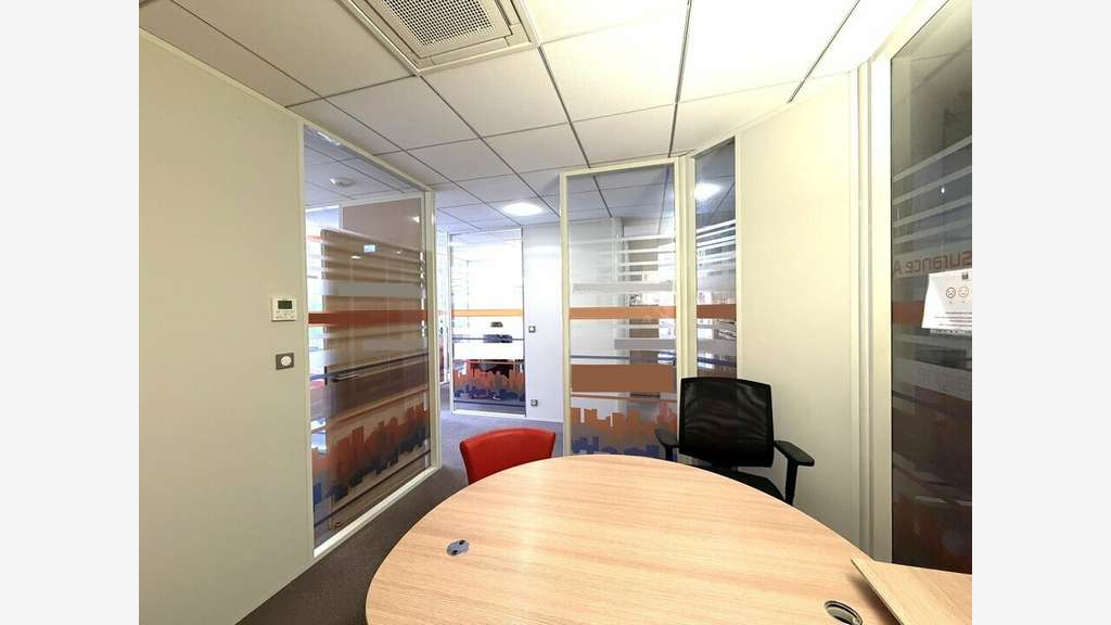 Loue local commercial 216m² + parkings à Juvignac