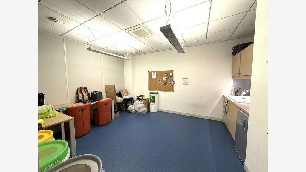 Loue local commercial 216m² + parkings à Juvignac