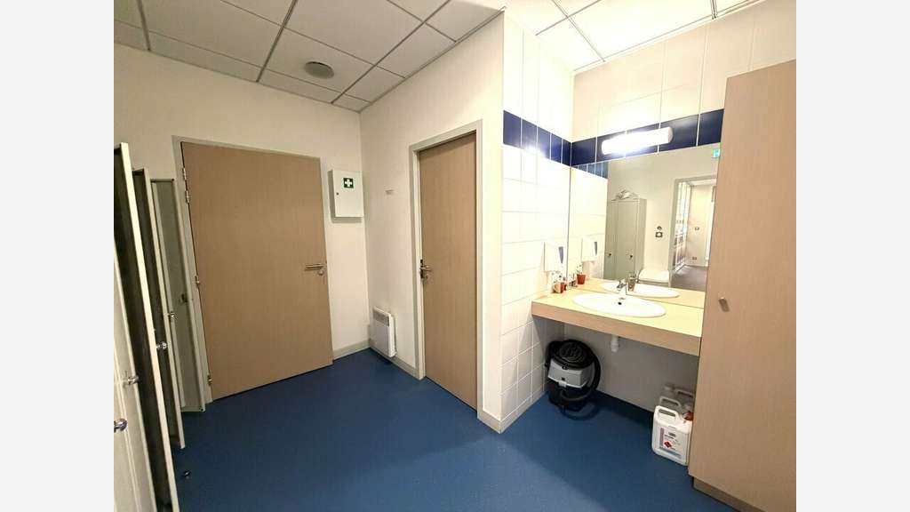 Loue local commercial 216m² + parkings à Juvignac