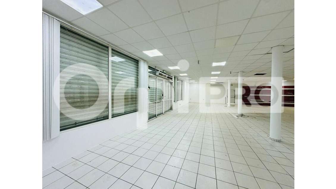 Loue local commercial avec dépôt 400m² à Kourou