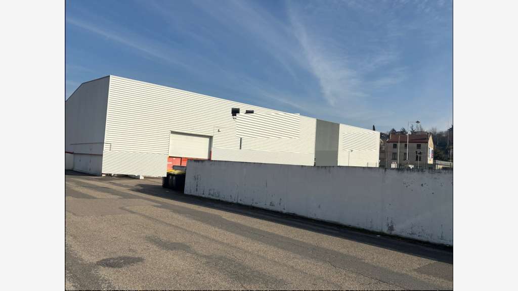 A louer local commercial 868m² en ZAC à L'Horme