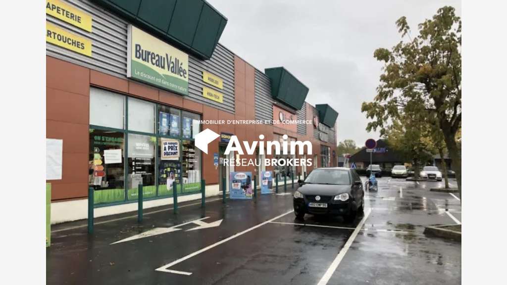 A louer local commercial 350m² C.C. Le Grand Val