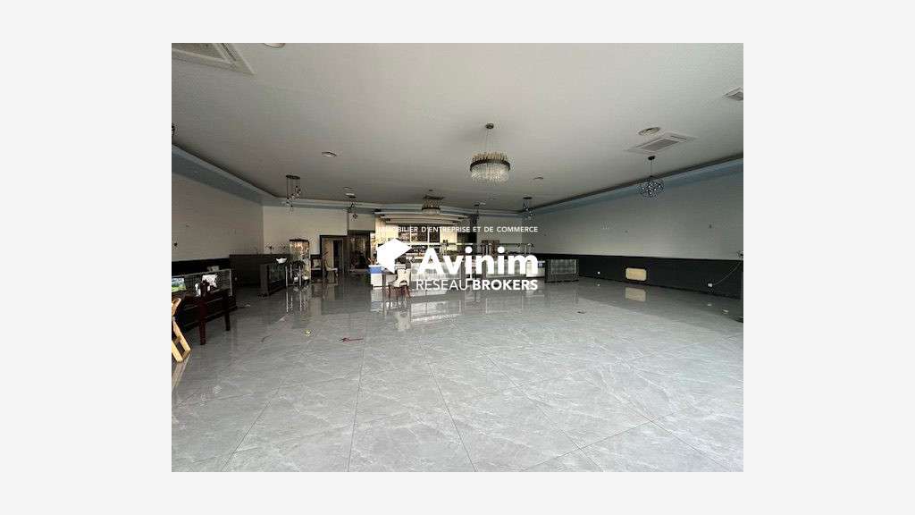 A louer local commercial 350m² C.C. Le Grand Val