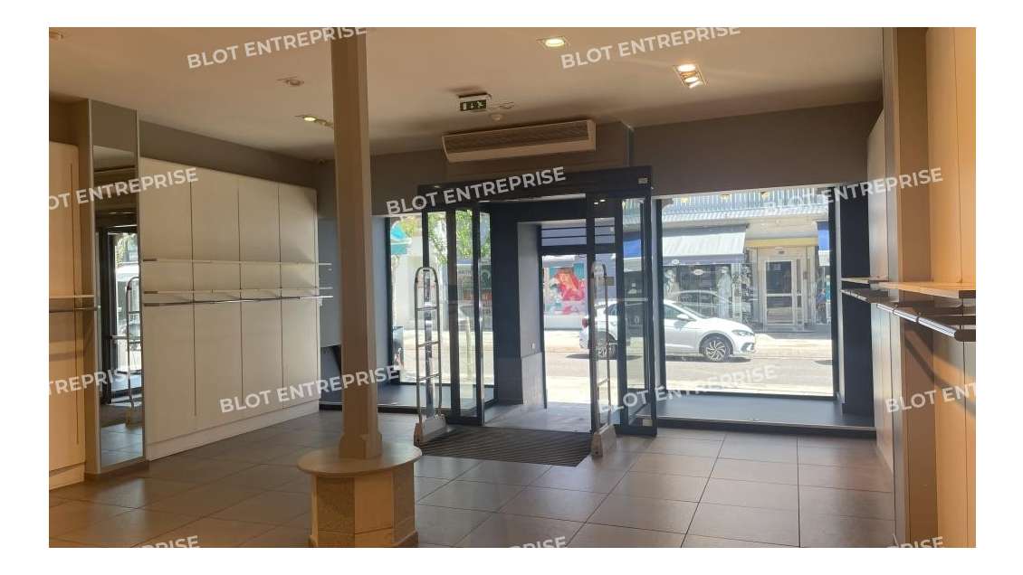 A louer locaux commerciaux 166m² à La Baule