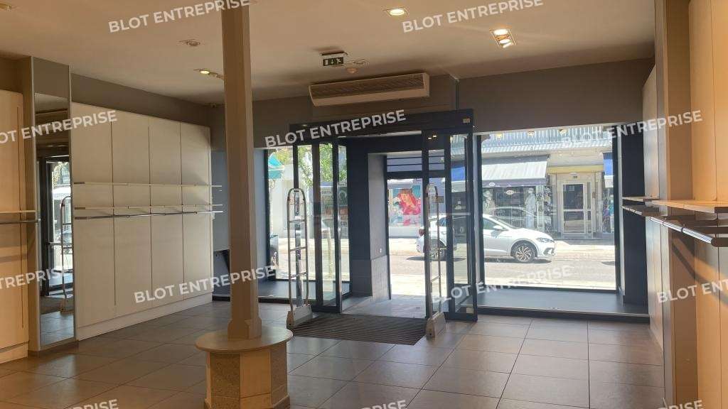 A louer locaux commerciaux de 166m² à La Baule