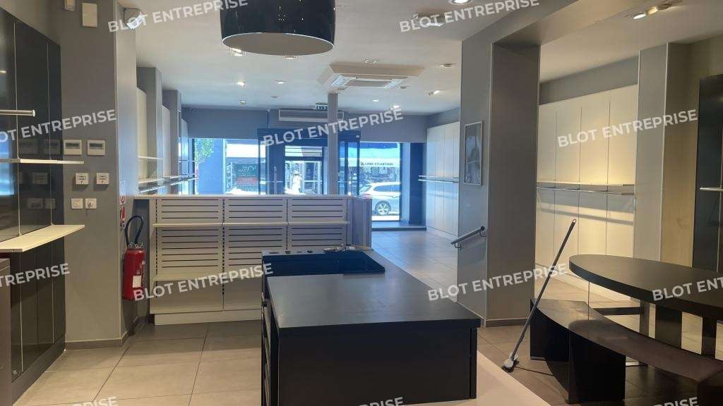 A louer locaux commerciaux de 166m² à La Baule