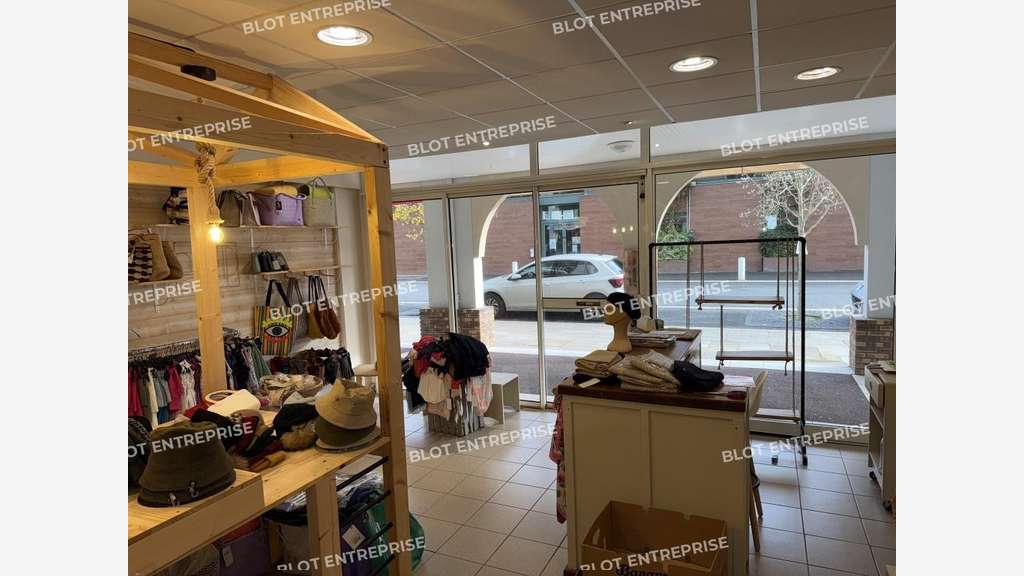 À LOUER - LOCAUX COMMERCIAUX - 42 M² - LA BAULE E