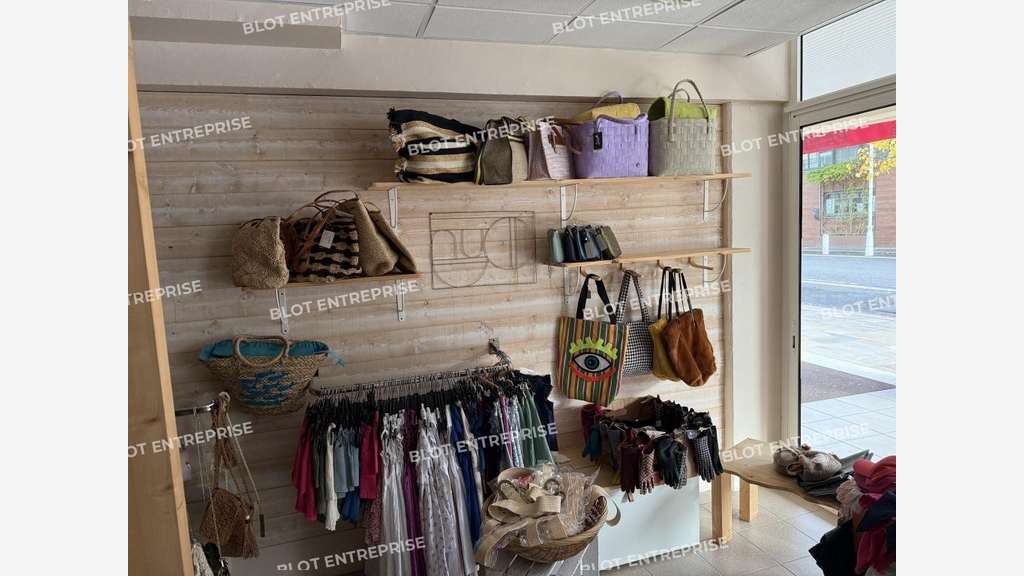 À LOUER - LOCAUX COMMERCIAUX - 42 M² - LA BAULE E