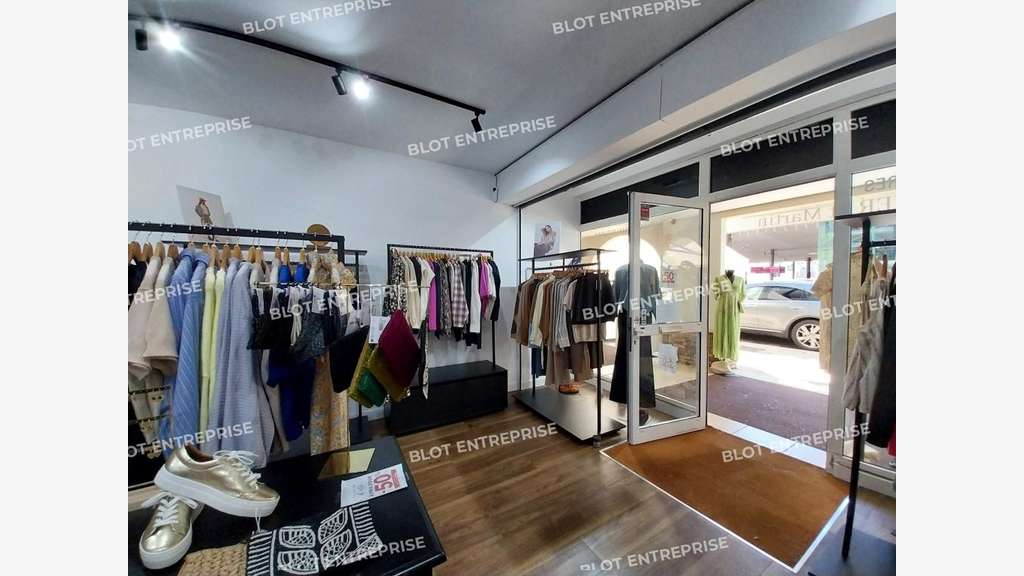A LOUER - LOCAL COMMERCIAL 65 M² - LA BAULE