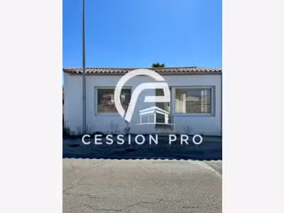 local commercial climatisé.