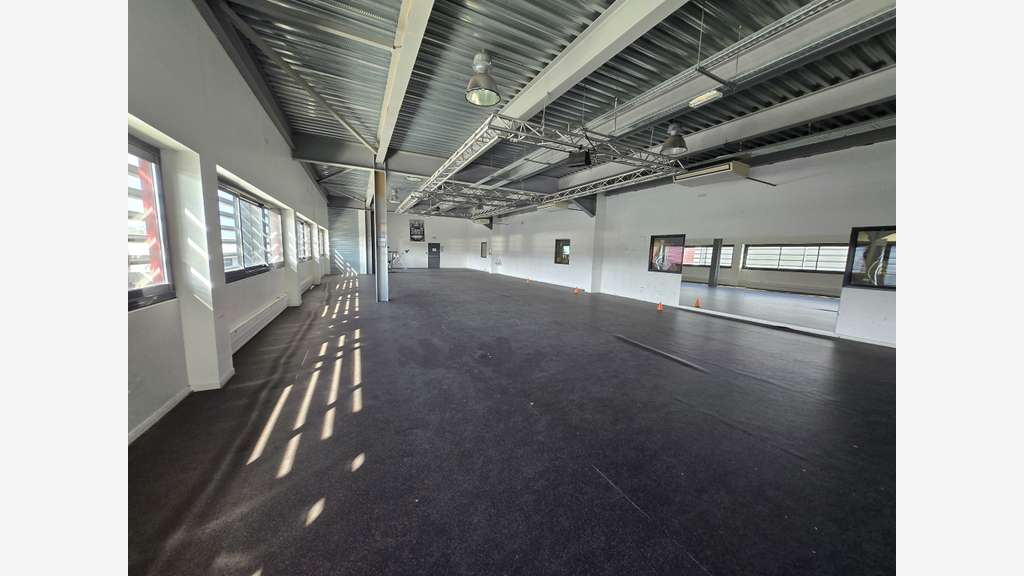 A louer local professionnel 300m² ERP à La Crau