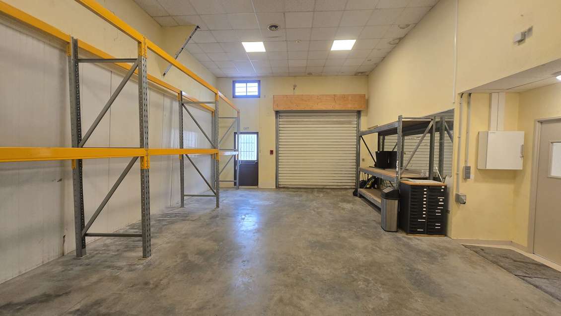 A louer local commercial 730m² à La Crau