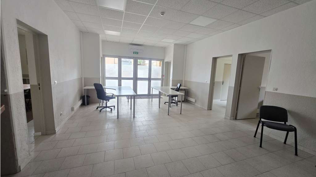 A louer local commercial 730m² à La Crau