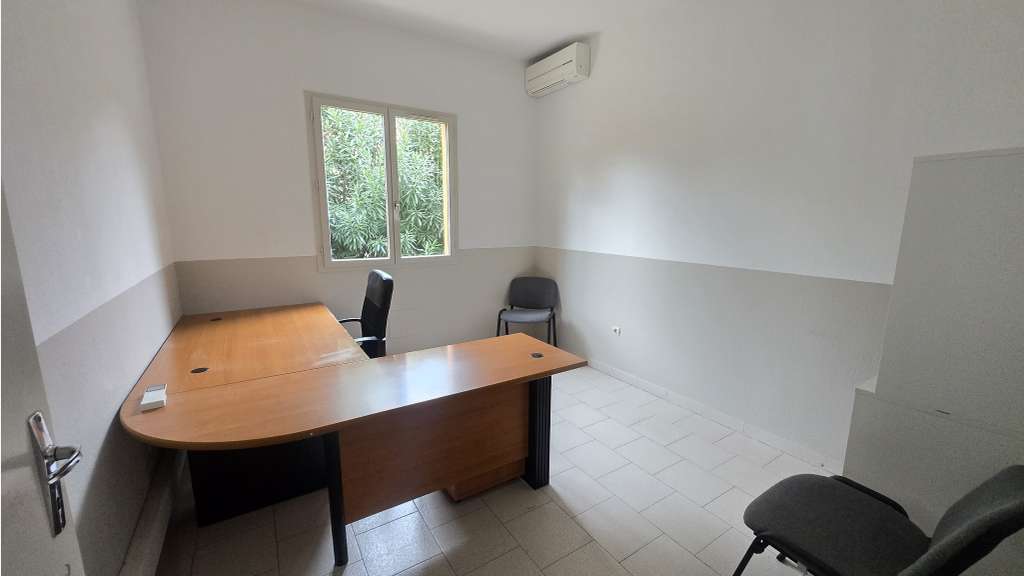 A louer local commercial 730m² à La Crau