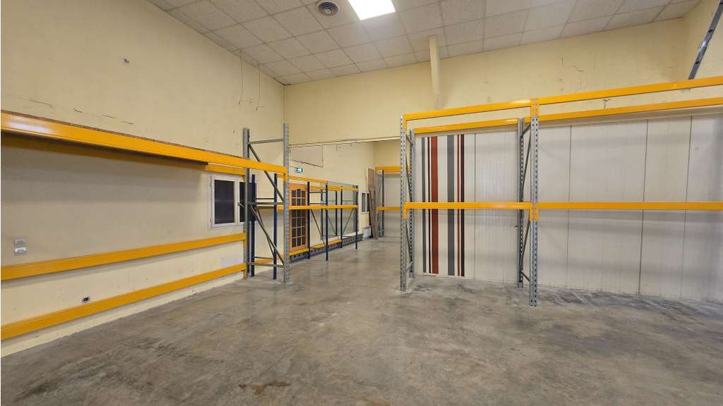 A louer local commercial 730m² à La Crau