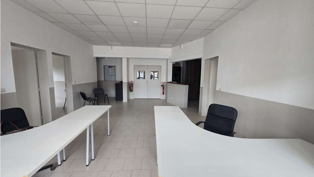 A louer local commercial 730m² à La Crau