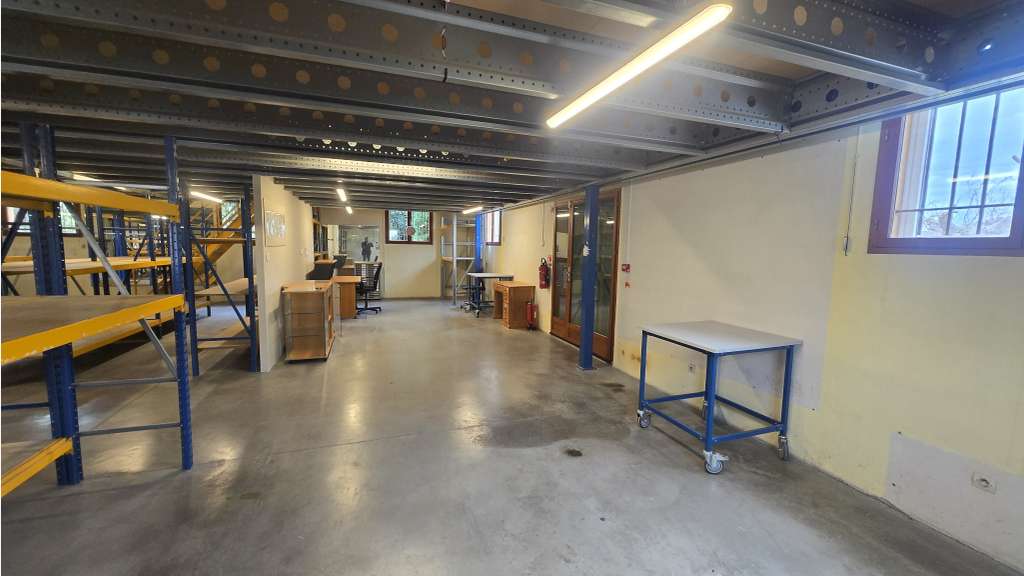 A louer local commercial 730m² à La Crau