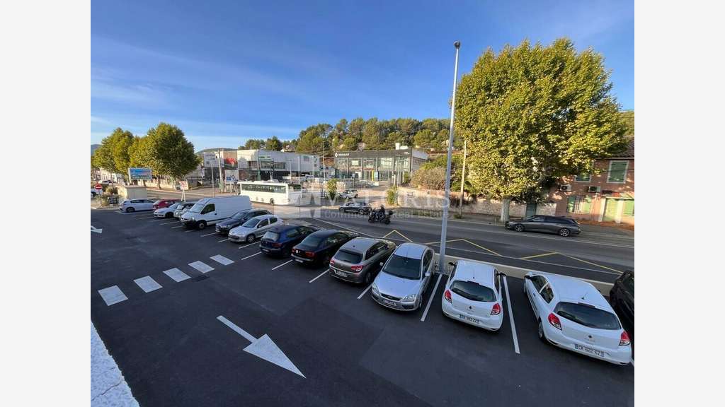 A louer local neuf 280m² à La Destrousse