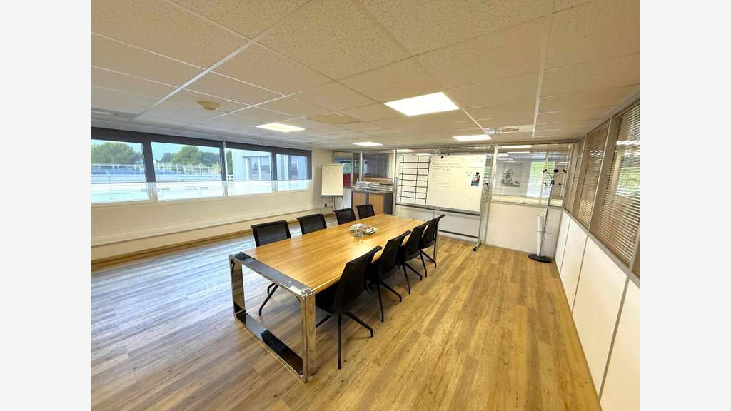 A louer bureaux 246.60m² R+1 à La Farlède
