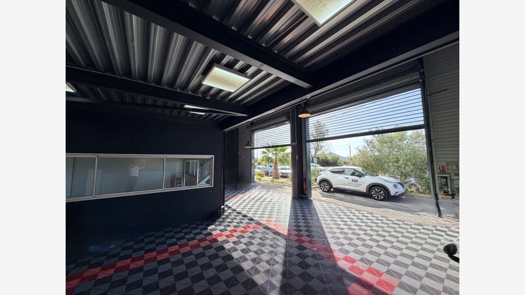 A louer local commercial 198m² en ZI à La Farlède
