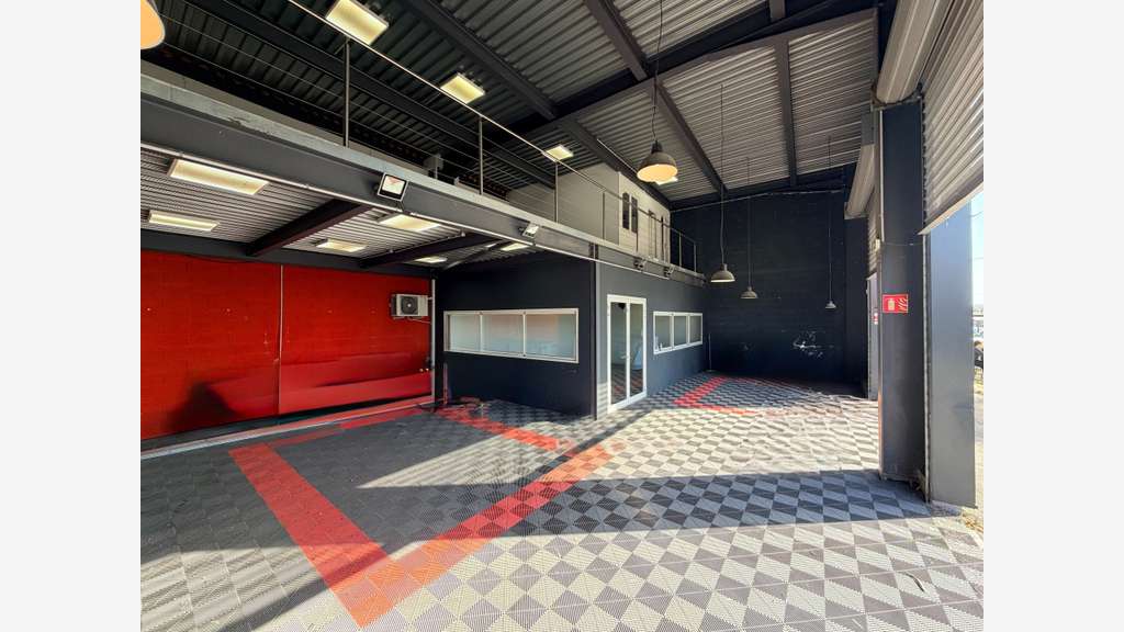 A louer local commercial 198m² en ZI à La Farlède