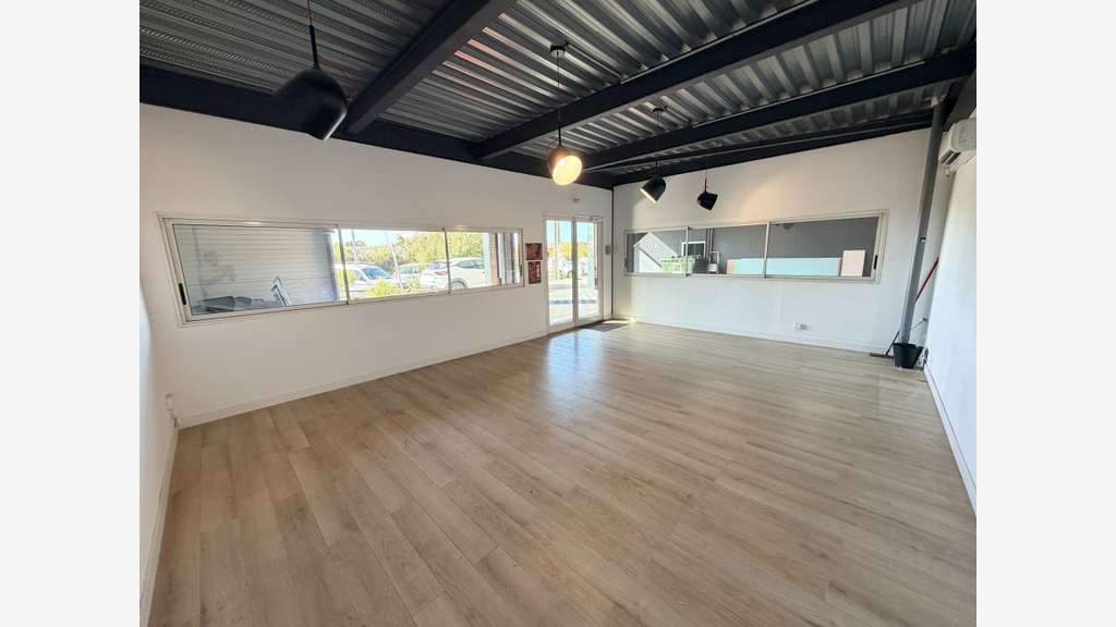 A louer local commercial 198m² en ZI à La Farlède