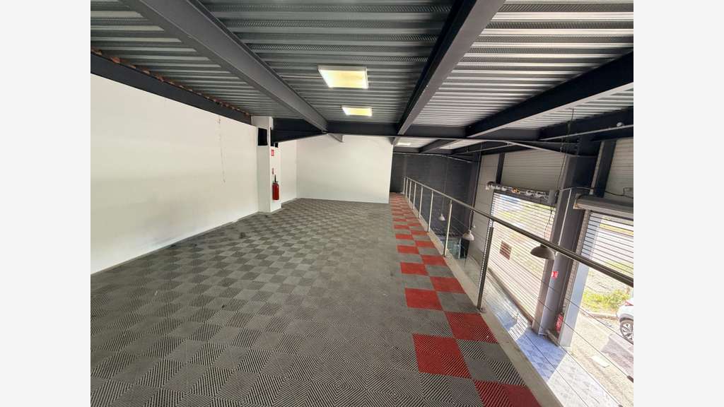A louer local commercial 198m² en ZI à La Farlède