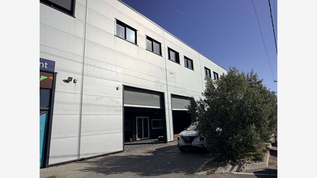 A louer local commercial 198m² en ZI à La Farlède