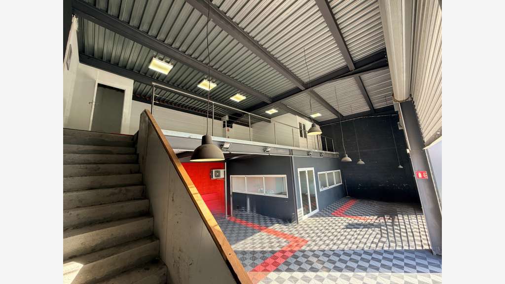 A louer local commercial 198m² en ZI à La Farlède