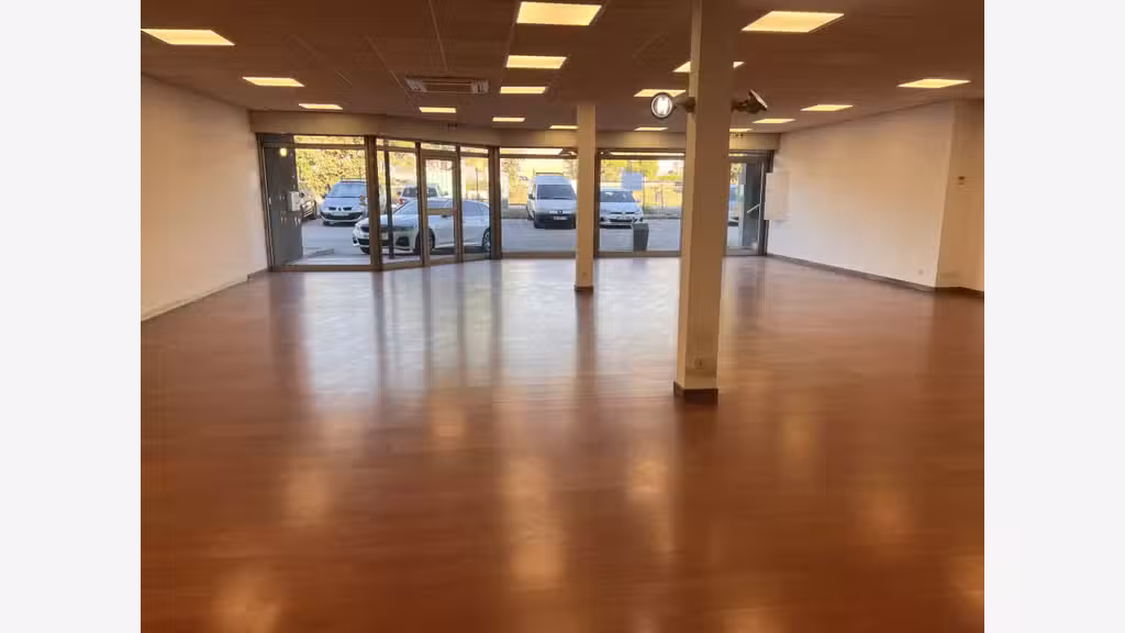 Local 212m² La Farlède Visibilité autoroute