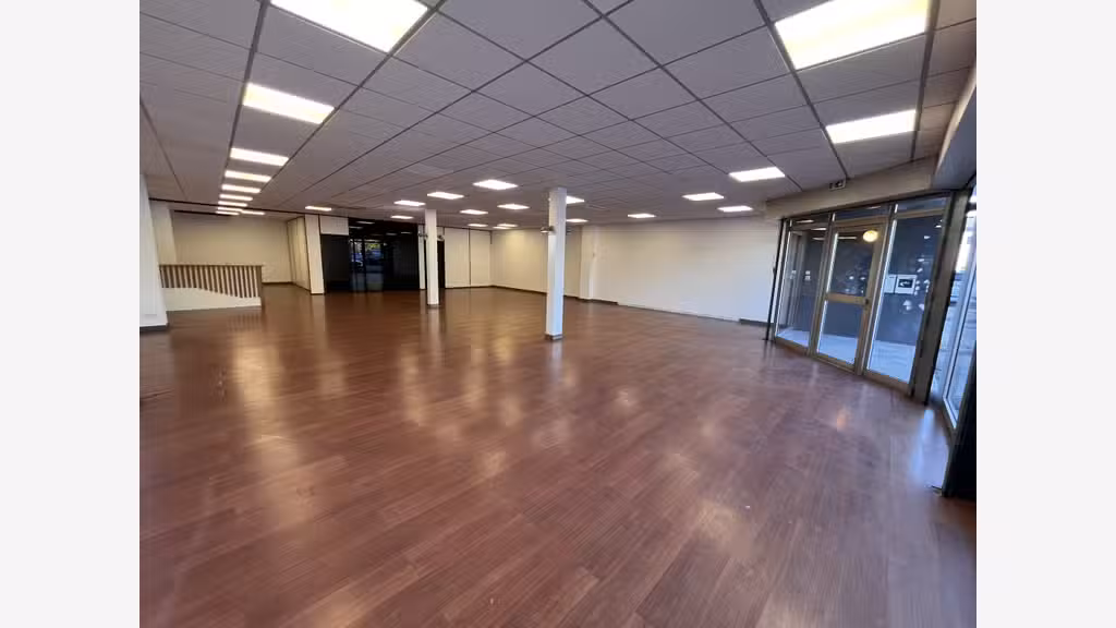 Local 212m² La Farlède Visibilité autoroute