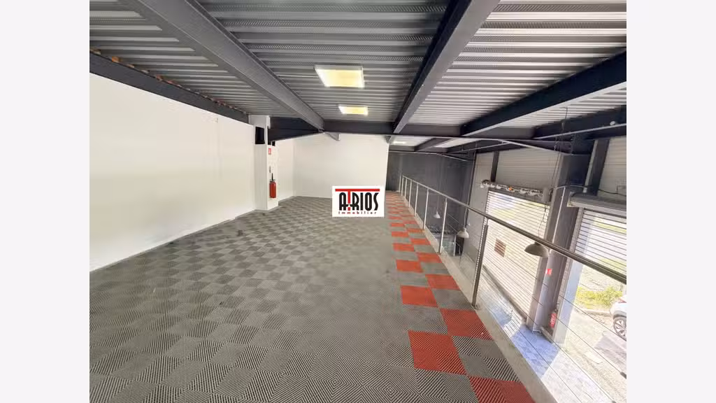 A louer local commercial 198m² en zi à la Farlède