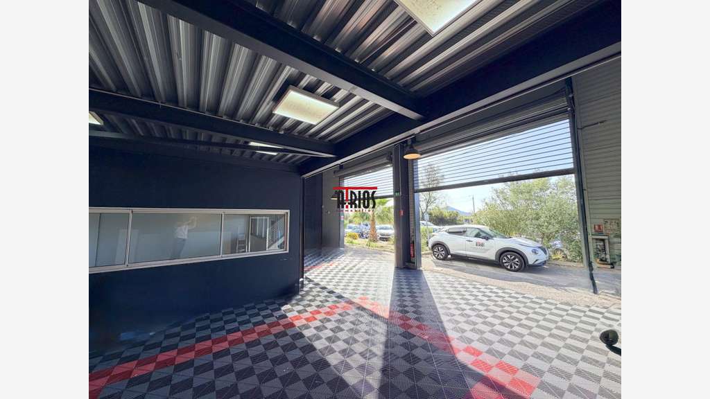 LOCAL COMMERCIAL 198 M²