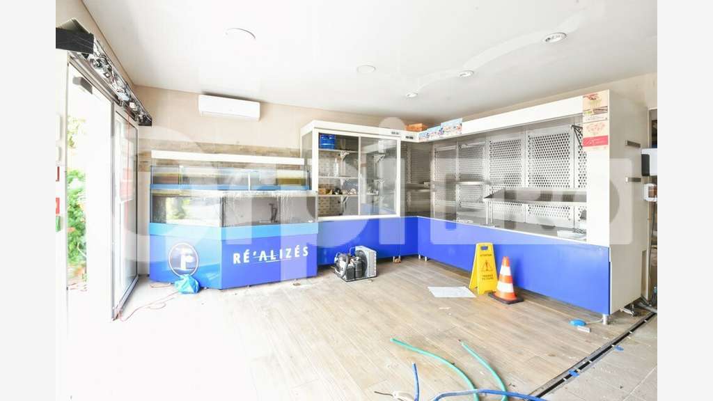 A louer local 50m² zone commerciale La Flotte