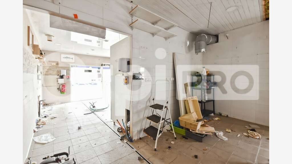 A louer local 50m² zone commerciale La Flotte