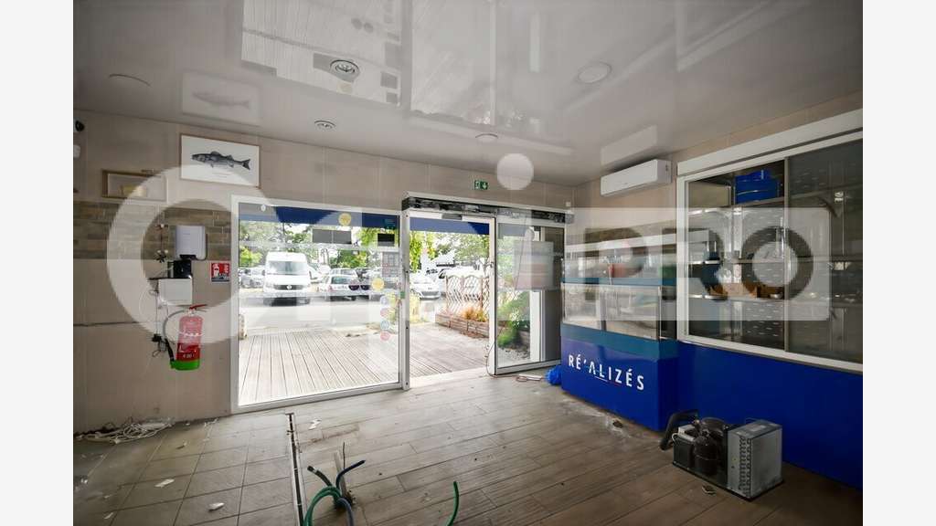 A louer local 50m² zone commerciale La Flotte